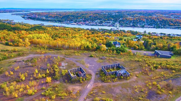 Photo la splendeur aérienne de l'automne sur les ruines de la mine de quincy et le front de mer de houghton