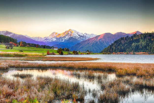 Splendide panorama d'automne du lac Haidersee Lago della Muta avec le pic Ortler sur fond