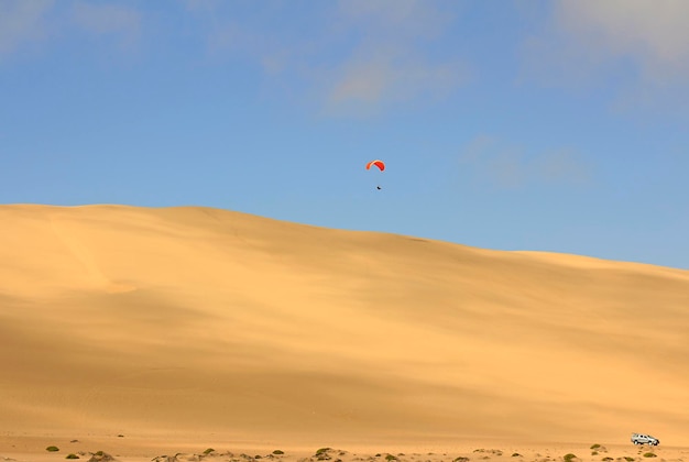 Le sport consistant à sauter de la dune de sable et à effectuer des manœuvres acrobatiques dans les airs en chute libre avant d'atterrir en parachute