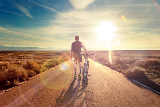 Sport cycliste et coucher de soleilRoute à travers le paysage