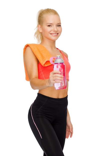 sport, exercice et soins de santé - femme sportive avec une serviette orange et une bouteille d'eau