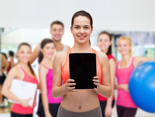 sport, exercice, technologie, internet et soins de santé - femme sportive avec écran vide de tablette pc