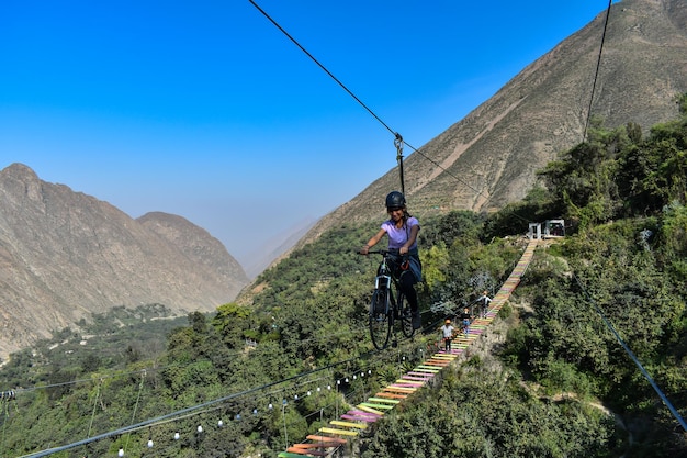 Sport extrême, jeune homme faisant du vélo sur un câble de montagne dans les montagnes