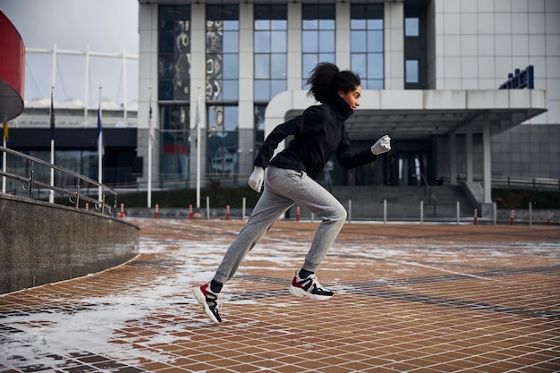 Sport féminin prenant de la vitesse au départ de la course