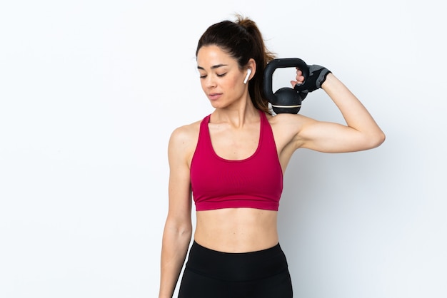 Sport femme sur blanc isolé faisant de l'haltérophilie avec kettlebell