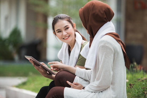 Sport femme faire une pause après l'exercice et à l'aide de tablet pc