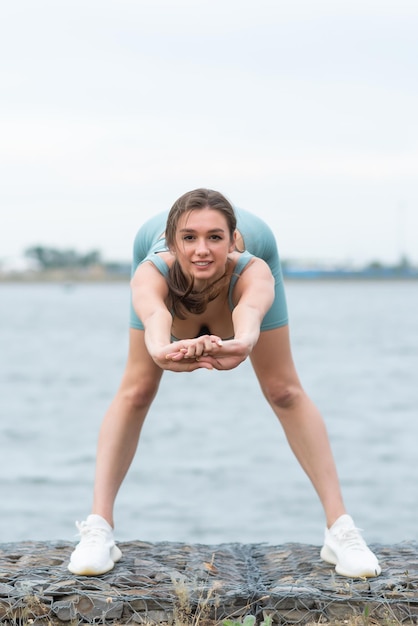 Sport Une femme fait des exercices d'étirement à l'air frais Une femme flexible Gymnastique flexibilité corps fitness