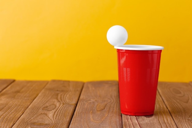 Sport de fête universitaire. bière-pong