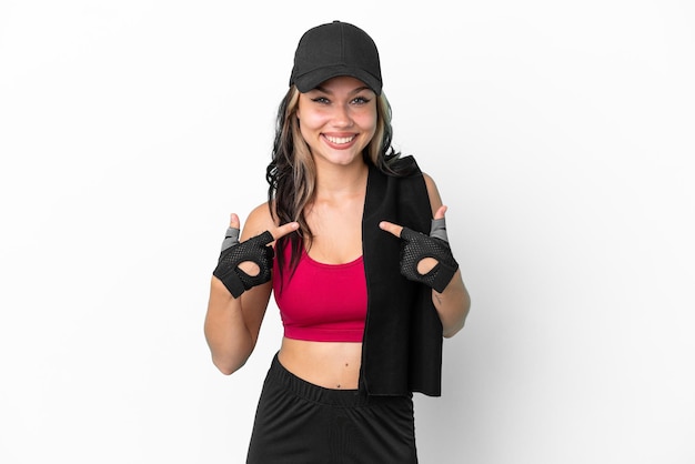 Sport fille russe avec chapeau et serviette isolé sur fond blanc avec une expression faciale surprise