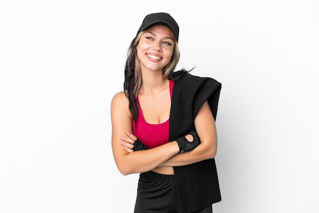 Sport fille russe avec chapeau et serviette isolé sur fond blanc heureux et souriant