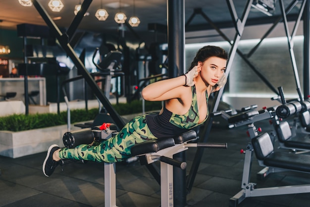 Sport, fitness, musculation, style de vie et concept de personnes - jeune femme faisant des exercices abdominaux assis Bench Press in gym
