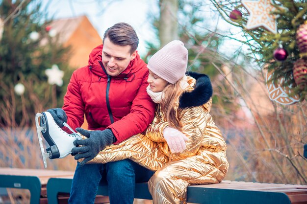 Sport d'hiver en famille. Père et fille le jour de l'hiver