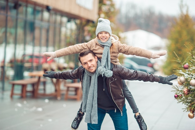 Sport d'hiver en famille. Père et fille le jour de l'hiver