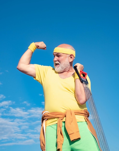 Sport. Un homme âgé profite d'un style de vie sportif. Soyez en mouvement. L'homme sportif senior fait du sport à l'extérieur. Concept de mode de vie sain.