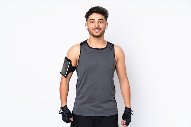 Sport homme arabe sur mur blanc heureux et souriant