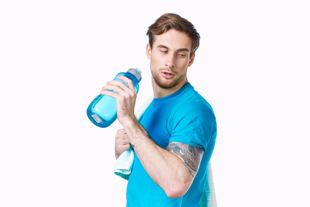 Sport homme t shirt bleu bouteille d'eau soif fitness