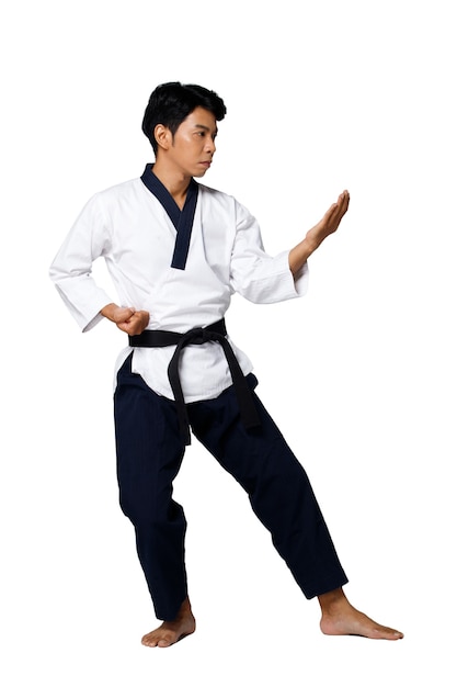 Sport Master of Taekwondo pratique des poses de karaté. L'instructeur porte un uniforme traditionnel et montre Poomsae Punch agir sur fond blanc isolé sur toute la longueur