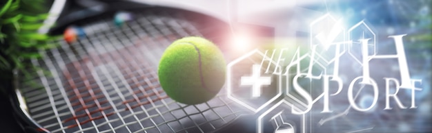 Sport et mode de vie sain. Tennis. Balle jaune pour le tennis et une raquette sur la table. Fond de sport avec concept de tennis.