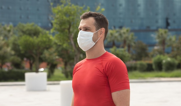 Sport de remise en forme et concept de mode de vie sain jeune homme sportif portant un masque de protection du visage pour pro