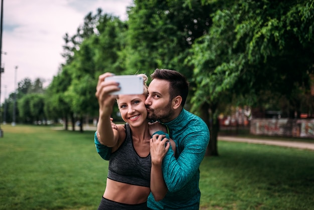 Sport, technologie et concept de mode de vie sain. Couple faisant selfie après l&#39;entraînement.