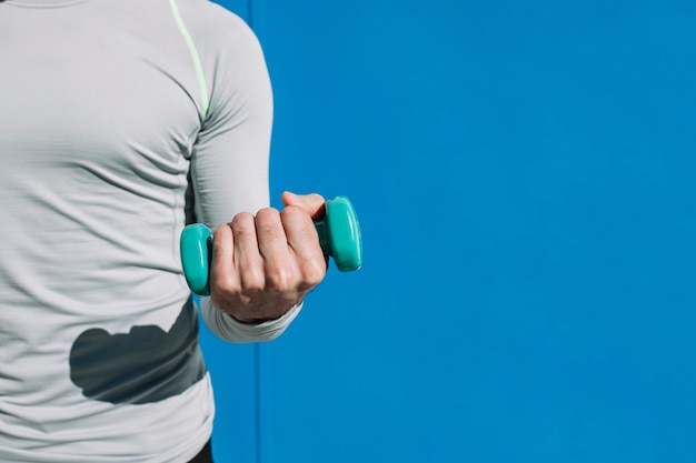 Sportif anonyme avec petit haltère