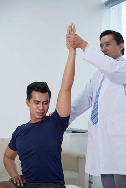 Un sportif asiatique reçoit une physiothérapie à la clinique