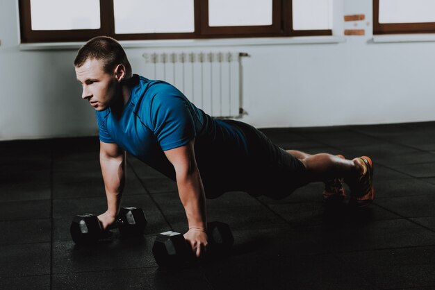 Un sportif caucasien fait de l&#39;exercice dans un gymnase seul