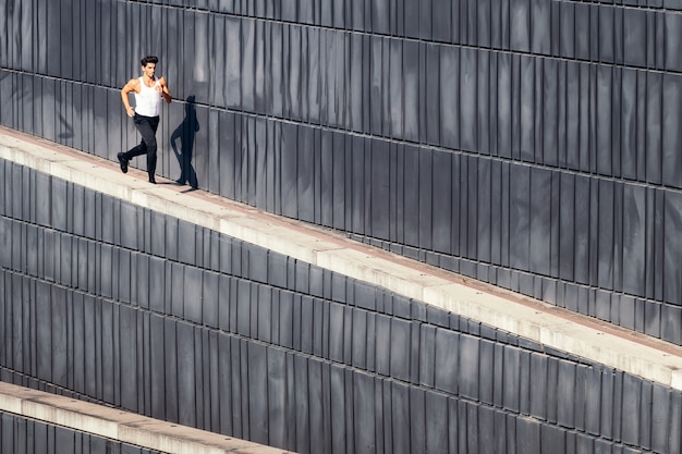 Sportif courant sur une rampe pendant sa formation