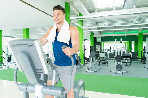 Le sportif dans l'appareil cardio