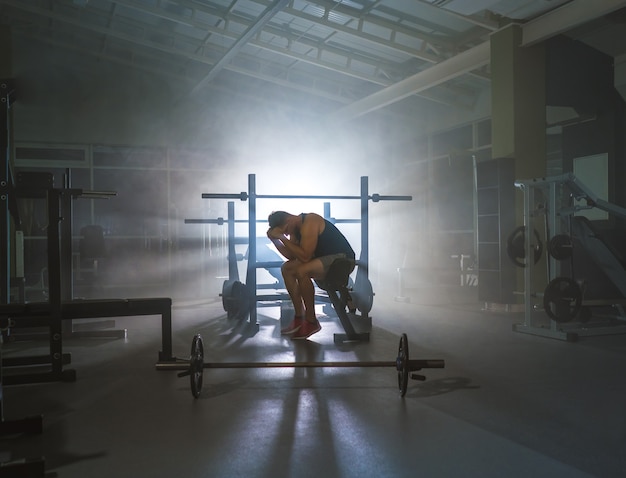 Le sportif déprimé s'asseoir dans le centre sportif