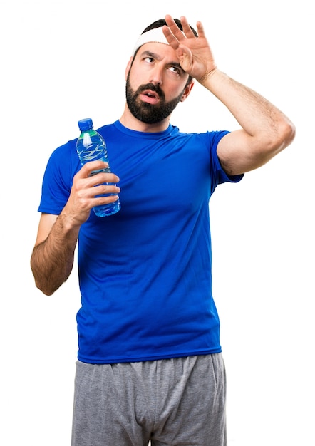 Sportif drôle avec une bouteille d&#39;eau sur fond blanc isolé