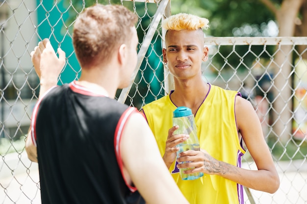 Sportif à l'écoute de son coéquipier