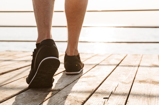 Sportif à l'extérieur sur la plage à pied.