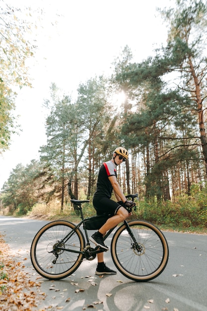 Un sportif extrême monte de façon spectaculaire un vélo dans la forêt