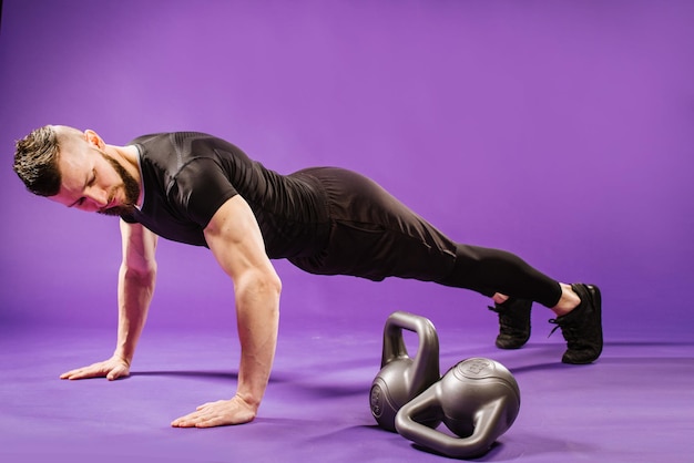 Sportif faisant de l'exercice de pompage en studio