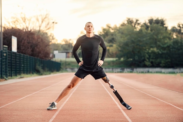 Photo un sportif en forme avec une séance d'entraînement de jambe prothétique au stade