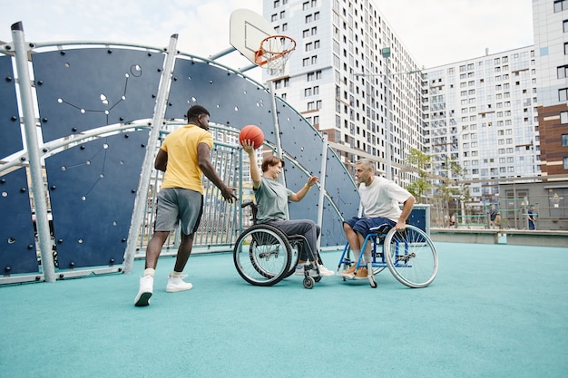 Photo sportif jouant avec des personnes handicapées