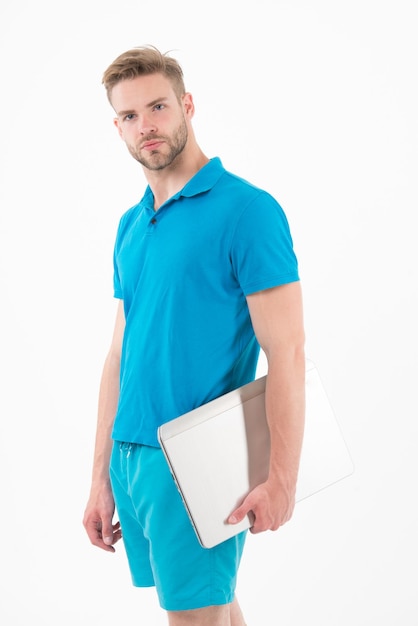 Sportif avec ordinateur portable en vêtements de sport bleu isolé sur blanc Homme avec ordinateur pour jeu internet Paris sportifs et jeux d'argent en ligne Nouvelle technologie pour la vie moderne