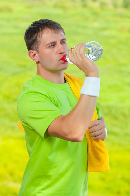 Un sportif qui boit de l'eau