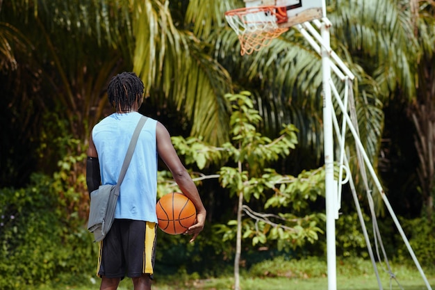 Un sportif réfléchi regardant le panier.