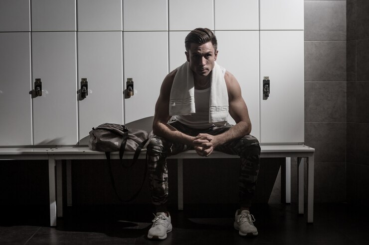 Sportif sérieux dans le vestiaire de gym