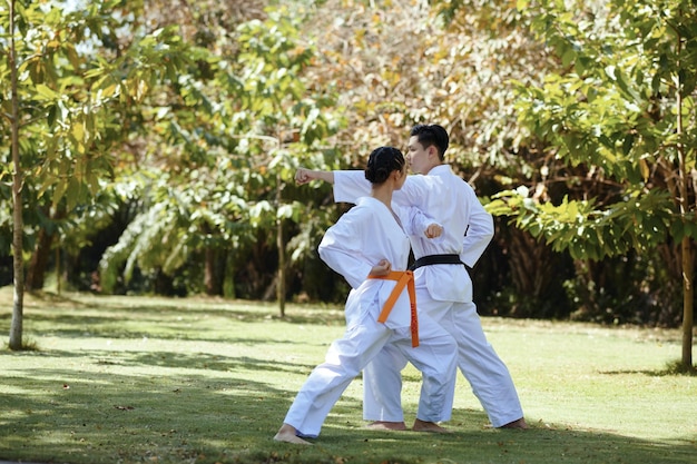 Des sportifs apprennent des techniques de défense