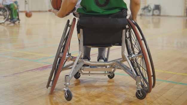 Des sportifs handicapés jouent au basketball en fauteuil roulant