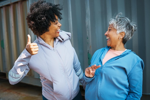 Sportifs heureux et amies seniors se liant et posant après une séance d'entraînement ou un exercice ensemble Sourire de bonheur et athlètes féminines âgées avec des signes de la main en vêtements de sport après s'être entraînés près d'un mur