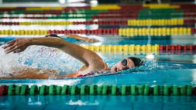 Photo sportiste professionnelle une nageuse pendant l'entraînement de natation freestyle exercices sportifs ultimes dans le