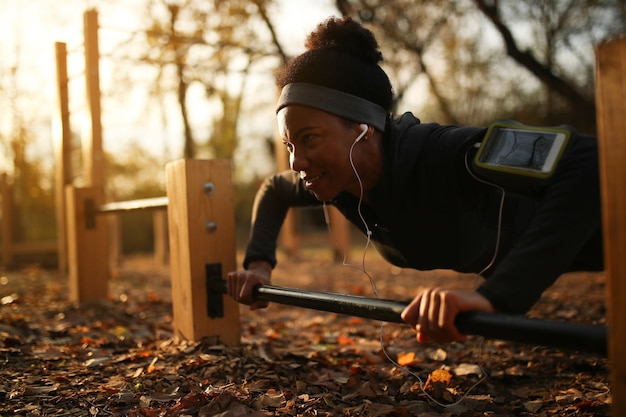 Photo une sportive afro-américaine pratiquant des pompes dans une salle de sport en plein air