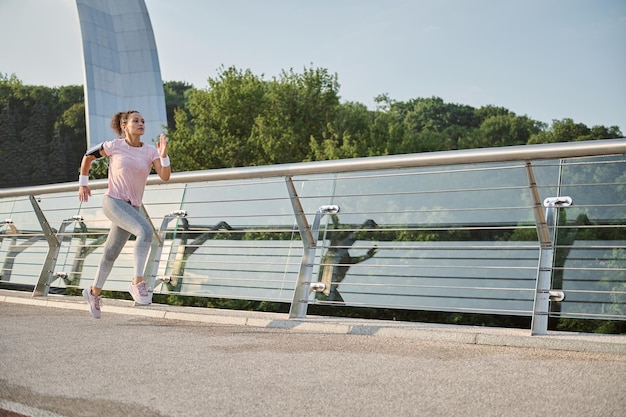 Sportive d'âge moyen déterminée pendant le jogging tôt le matin. Concept de sport, de fitness et de perte de poids