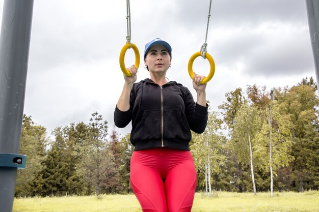 Sportive courant avec des anneaux de gymnastique