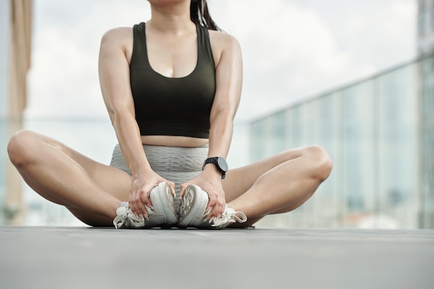 Sportive faisant des exercices d'étirement