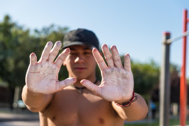 sportive faisant de la gymnastique en plein air, athlète, gymnastique suédoise